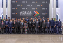 Macron, incorrigible, fait la police au sommet Africa Forward