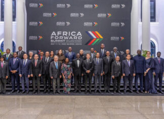 Macron, incorrigible, fait la police au sommet Africa Forward
