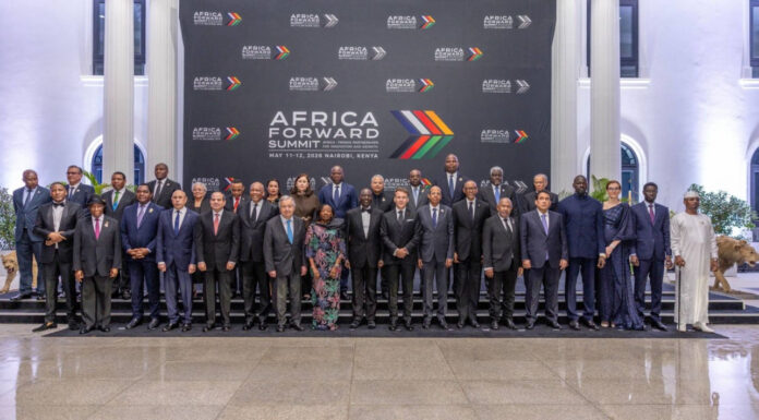 Macron, incorrigible, fait la police au sommet Africa Forward